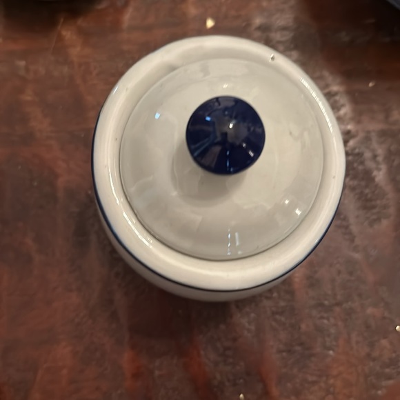 3 piece Beautiful blue and cream pottery tea set - Picture 4 of 12